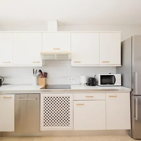 Modern Beachside Penthouse With Amazing Sea Views In Costabella, アパート