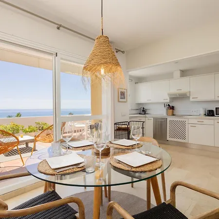 Modern Beachside Penthouse With Amazing Sea Views In Costabella, アパート マルベーリャ