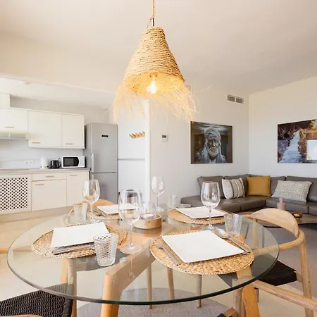 Modern Beachside Penthouse With Amazing Sea Views In Costabella, Apartman *