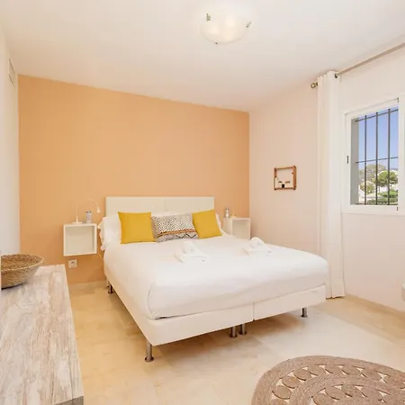 Modern Beachside Penthouse With Amazing Sea Views In Costabella, Appartement *