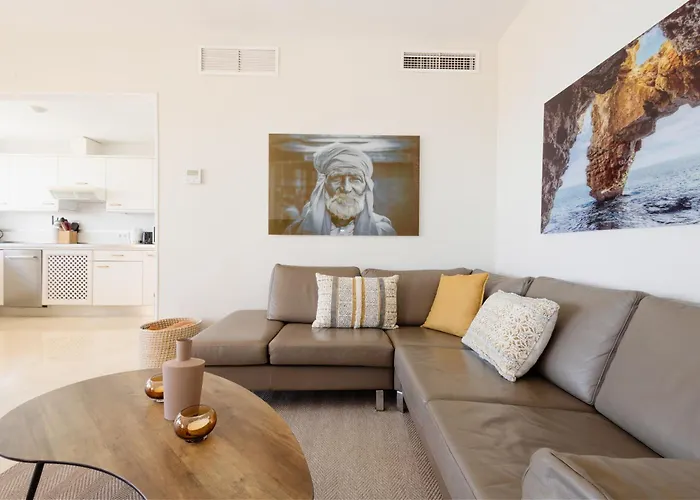 Appartamento Modern Beachside Penthouse With Amazing Sea Views In Costabella,