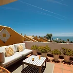 Appartamento Modern Beachside Penthouse With Amazing Sea Views In Costabella,